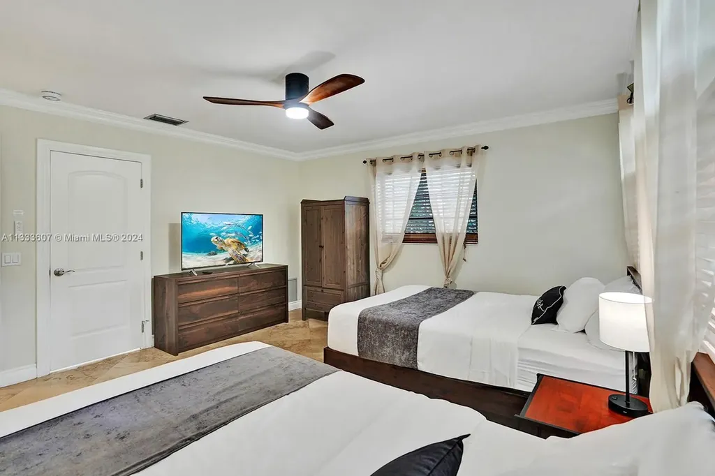 1049 N Southlake Drive Hollywood FL 33019
