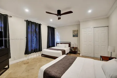 1049 N Southlake Drive Hollywood FL 33019
