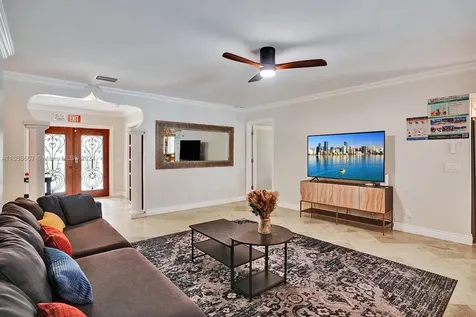 1049 N Southlake Drive Hollywood FL 33019