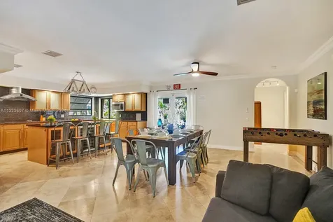 1049 N Southlake Drive Hollywood FL 33019