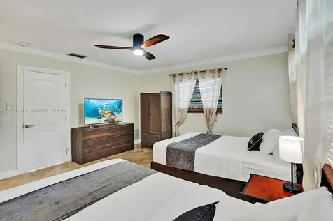 1049 N Southlake Drive Hollywood FL 33019