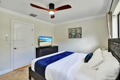 1049 N Southlake Drive Hollywood FL 33019