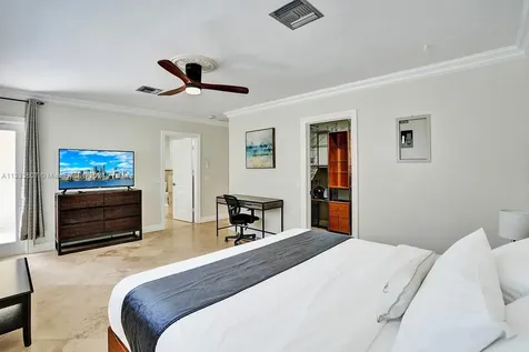 1049 N Southlake Drive Hollywood FL 33019