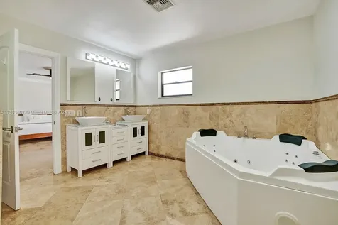 1049 N Southlake Drive Hollywood FL 33019