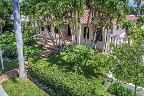 1049 N Southlake Drive Hollywood FL 33019