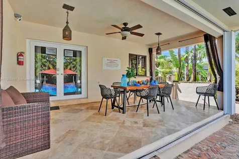 1049 N Southlake Drive Hollywood FL 33019
