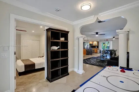 1049 N Southlake Drive Hollywood FL 33019