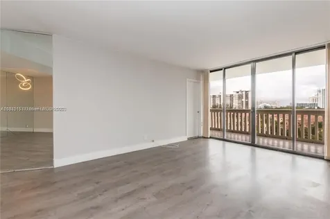 1000 W Island Boulevard Aventura FL 33160
