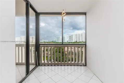 1000 W Island Boulevard Aventura FL 33160