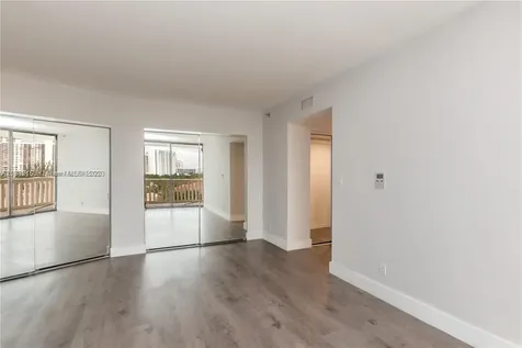1000 W Island Boulevard Aventura FL 33160