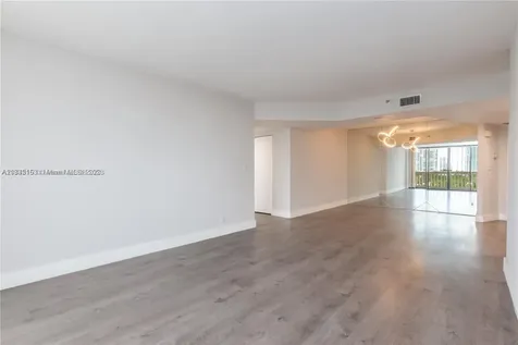 1000 W Island Boulevard Aventura FL 33160