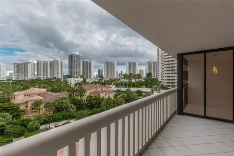 1000 W Island Boulevard Aventura FL 33160