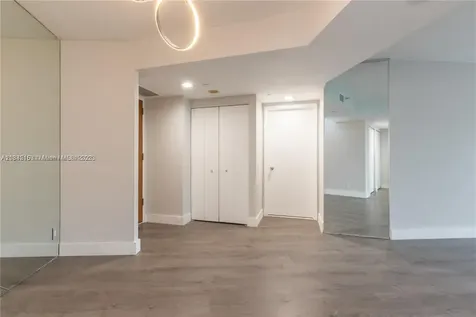 1000 W Island Boulevard Aventura FL 33160