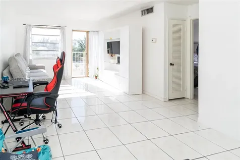 7925 Carlyle Avenue Miami Beach FL 33141