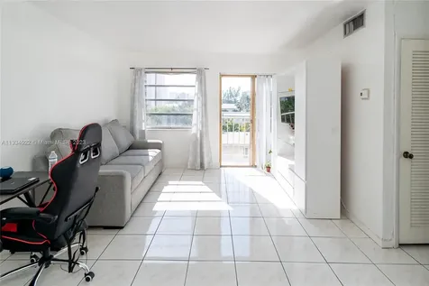 7925 Carlyle Avenue Miami Beach FL 33141