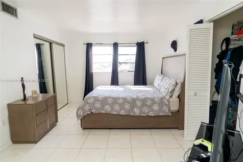 7925 Carlyle Avenue Miami Beach FL 33141