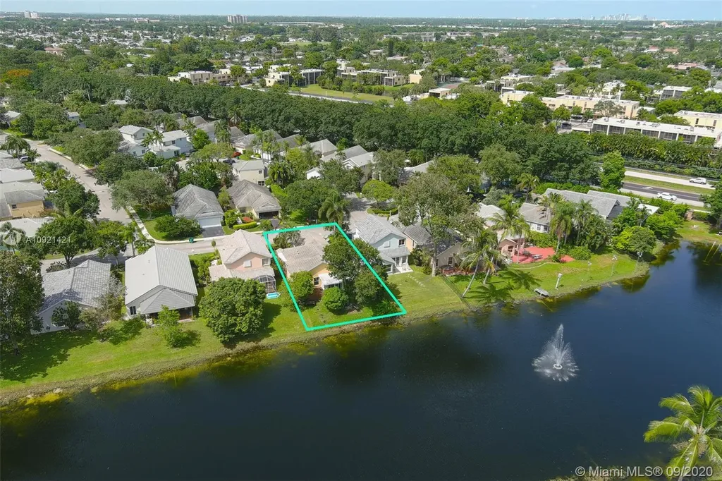 8900 Woodside Court Davie FL 33328
