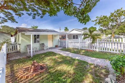 6133 Hayes Street Hollywood FL 33024