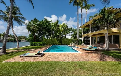 2770 Sunset Drive Miami Beach FL 33140