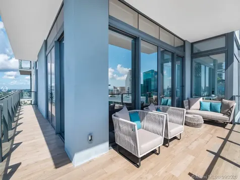 68 SE 6th Street Miami FL 33131