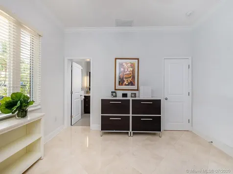 605 Warren Lane Key Biscayne FL 33149