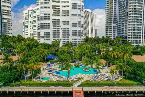 21200 Point Place Aventura FL 33180