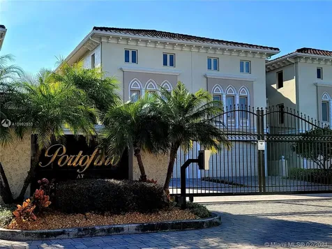 1032 Paseo Del Rio NE St Petersburg FL 33702