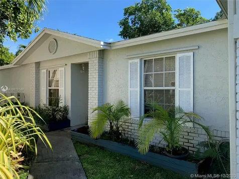586 Abingdon Way Davie FL 33325