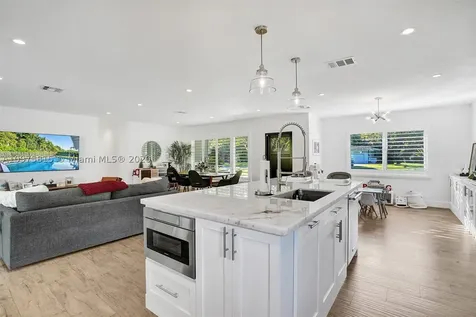 7425 SW 70th Terrace Miami FL 33143