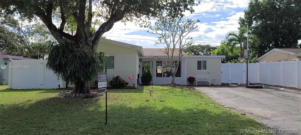 6650 Perry Street Hollywood FL 33024