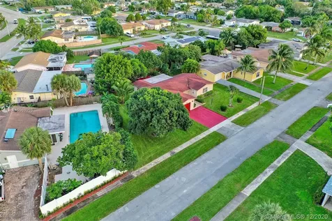 922 SW 69th Avenue North Lauderdale FL 33068