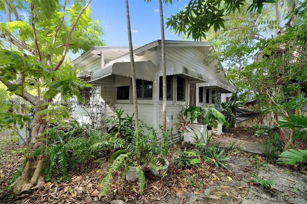 844 SW 8th Avenue Miami FL 33130
