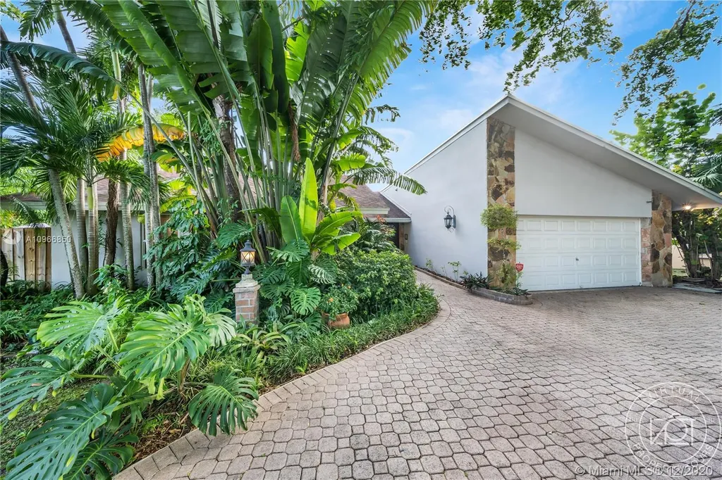 9605 E Calusa Club Drive Miami FL 33186