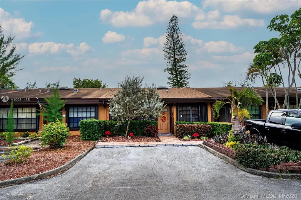 2280 Buttonwood Avenue Pembroke Pines FL 33026