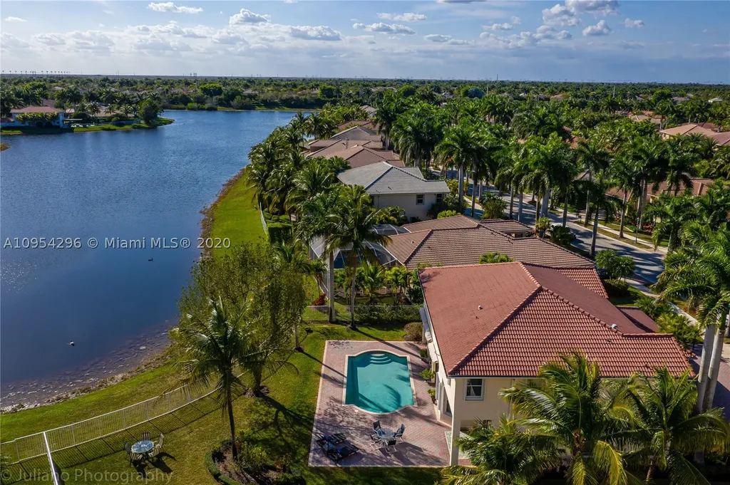 1624 Victoria Pointe Circle Weston FL 33327