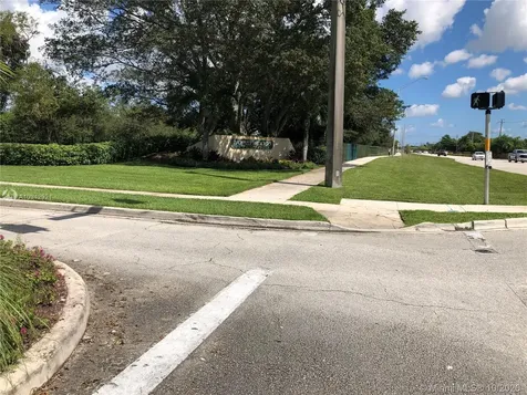 1301 SW 86th Avenue Pembroke Pines FL 33025