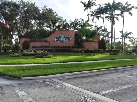 14021 N Forest Oak Circle Davie FL 33325