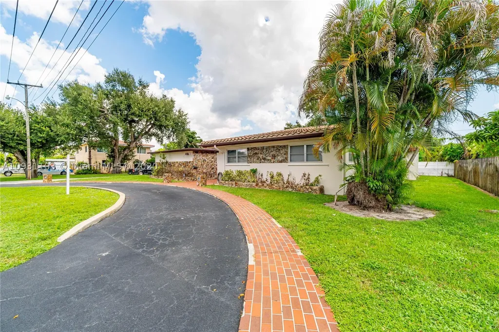 1401 SW 68th Boulevard Pembroke Pines FL 33023