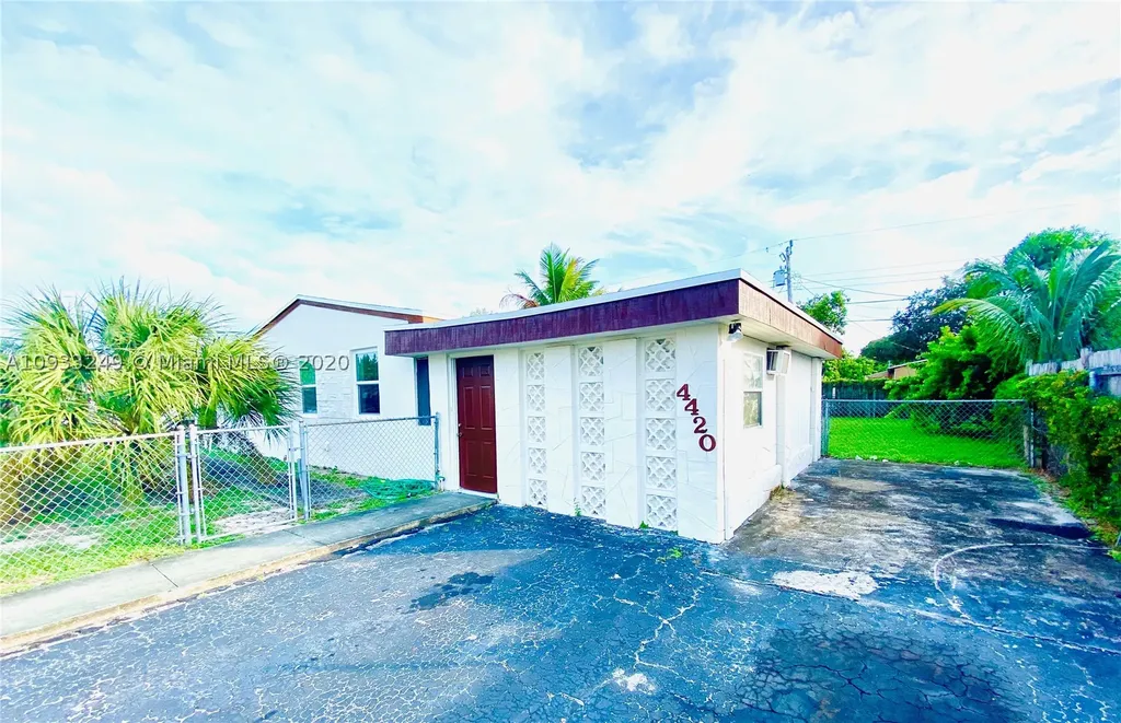 4420 SW 33rd Drive West Park FL 33023