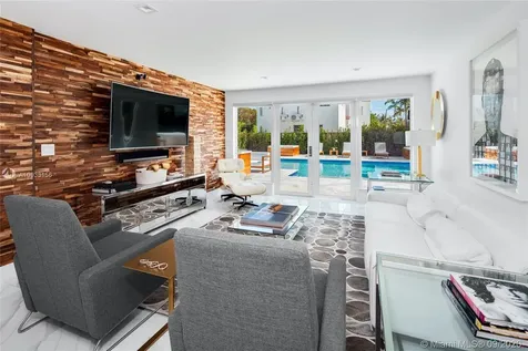 5225 N Bay Road Miami Beach FL 33140