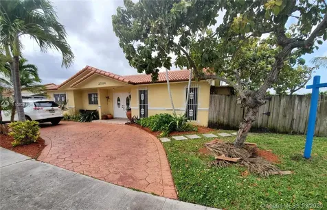 2704 W 70th Place Hialeah FL 33016
