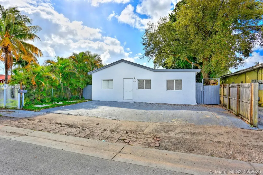 2752 NW 27th Street Miami FL 33142