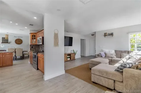 7621 S Oakmont Circle Hialeah FL 33015