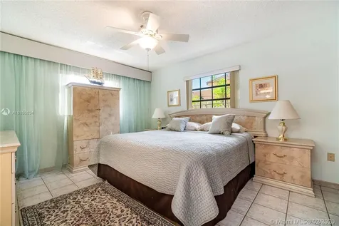 2564 W 72nd Street Hialeah FL 33016