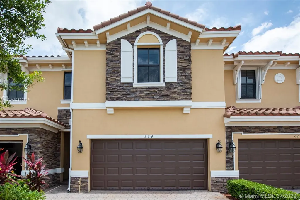 824 W Village Circle Davie FL 33325