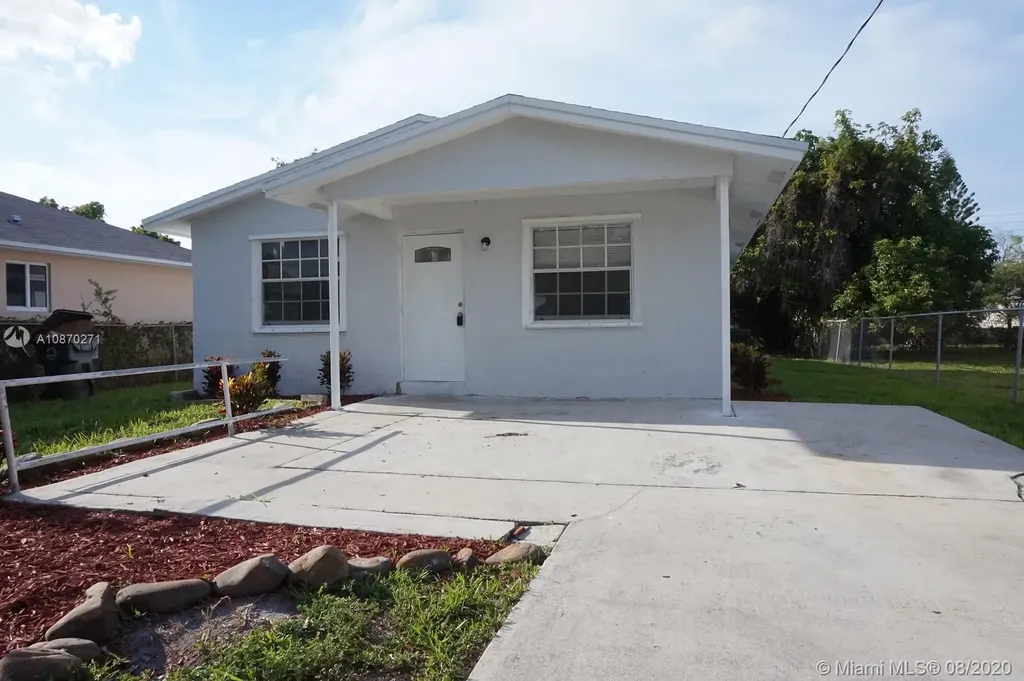 4217 SW 21st Street West Park FL 33023