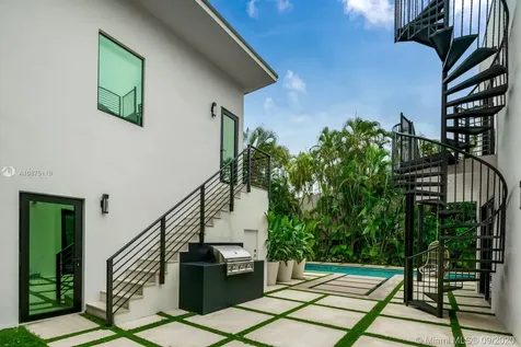 2061 N Bay Road Miami Beach FL 33140