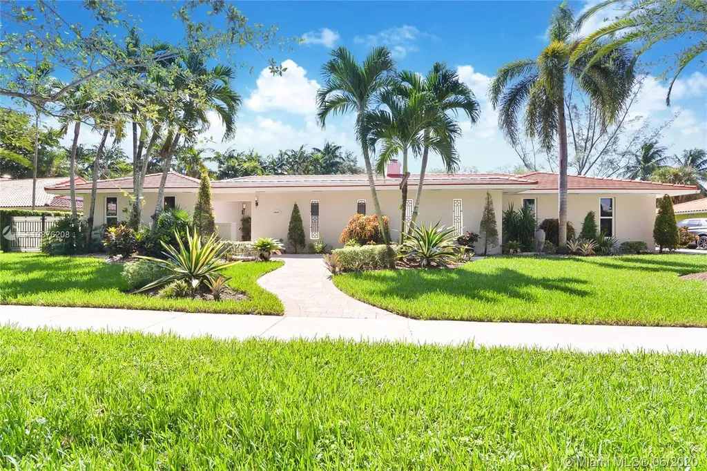 6800 Gleneagle Drive Miami Lakes FL 33014