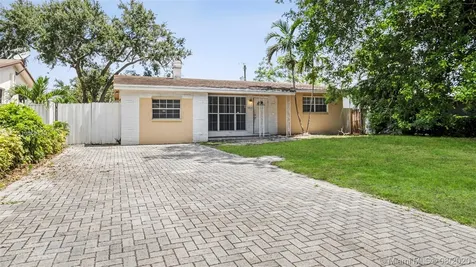 6829 SW 12th Street Pembroke Pines FL 33023