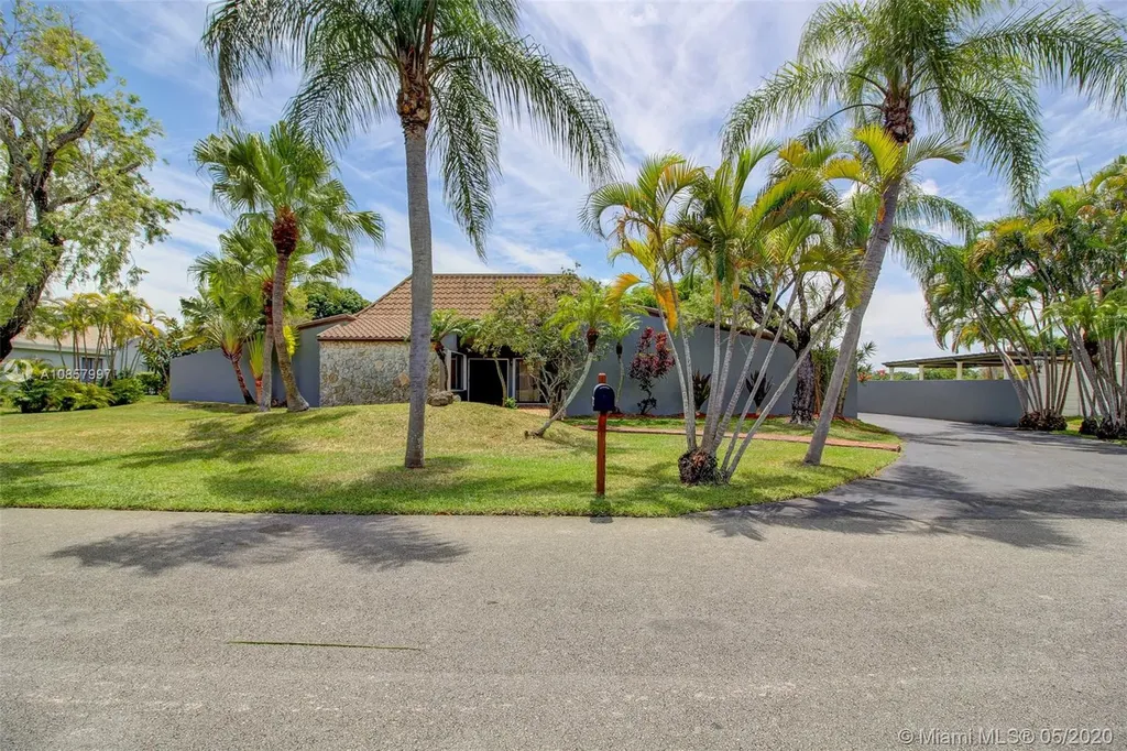 10160 E Calusa Club Drive Miami FL 33186